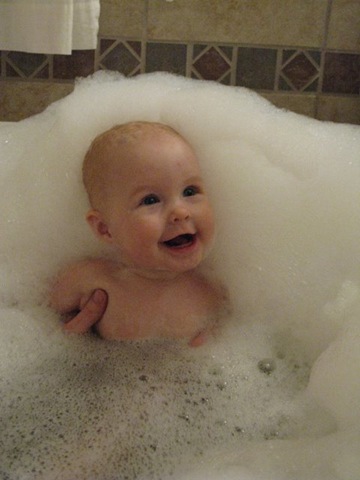 [2008-12-11 BATHTIME IN THE JACUZZI TUB (30)[2].jpg]