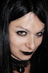 Hanna ser drogad ut