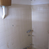 El baño. Special note: hot water on tap! No electric showerhead heaters here.