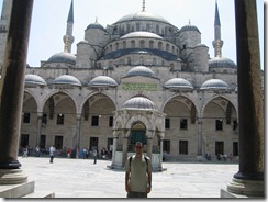 Istanbul, Turquia - Luiz em frente a fonte no pátio da Mesquita Azul.  A maioria das mesquitas que vimos tem um pátio com arcadas e domoscom uma fonte no meio para as pessoas se purificarem (lavar pés, mãos e cara) antes de entrar na mesquita.