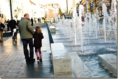 downtown-cluj-napoca-fountains-girl-and-father