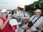 Sundowner auf dem Chobe, vom Hausboot auf Pirschfahrt. Gin Tonic in der Hand. Sundowner auf dem Chobe, vom Hausboot auf Pirschfahrt. Gin Tonic in der Hand.