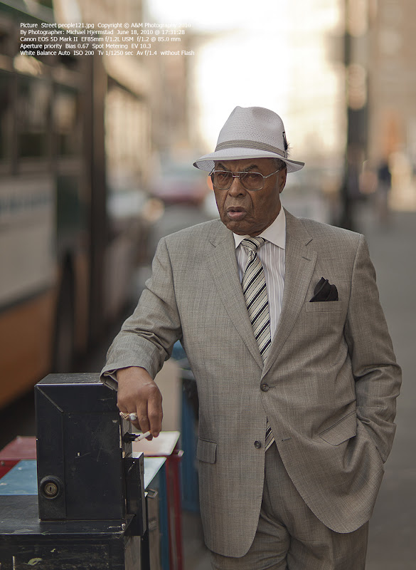 IMAGE: http://lh4.ggpht.com/_T2unue4Vses/TBxFVnY1-1I/AAAAAAAAAGc/KgAa0SmtYXo/s800/Street%20people121.jpg