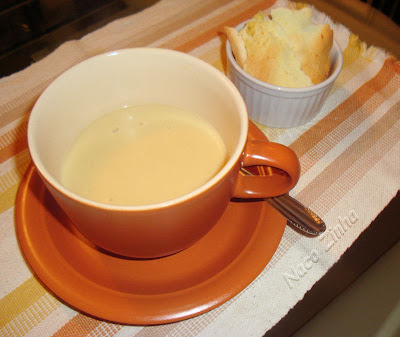 Sopa-creme de batata e alho-poró Sopa-creme de batata e alho-poró