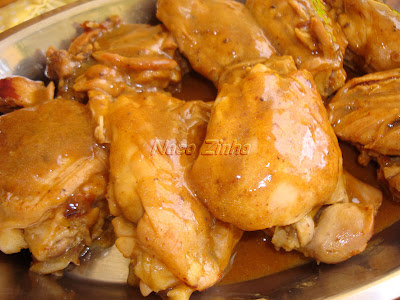 Frango com molho de laranja e gengibre Coxas de frango com molho de laranja