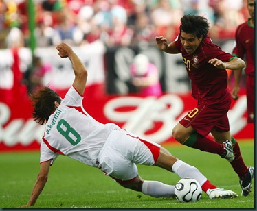 060617 Fotboll, VM 2006, Portugal - Iran: Ali Karimi, iran och Deco, Portugal
© Bildbyrån - Cop 39
SWEDEN ONLY  
