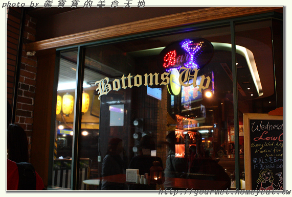 歡慶乾杯的美式運動風小酒吧—Bottoms Up Saloon