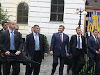 Завбачливі охоронці тримають напоготові парасольки - готові у будь-який момент прикрити шефа від небажаного яйця