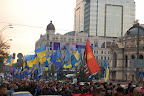 Колона проходить біля оперного театру