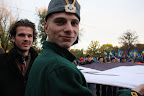 Колоритний український юнак тримає величезного банера з зображенням Бандери