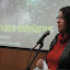 Mónica Paz, Editora Web de EXPLORA CONICYT da la bienvenida a las y los asistentes al Lanzamiento del Ciclo de Charlas "PURO CIELO" en el Café Literario de Providencia.