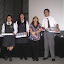 Dora Altbir entregando estímulo a los alumnos que participaron activamente de su presentación.
