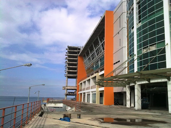 Dari arah City Walk ke Main Atrium @ PaBaS, railing dan lampu sudah terpasang