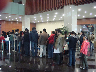 排队开通市民卡的借阅功能，到4点钟离开时，三路纵队仍然持续着