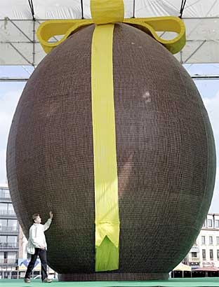 [Record-Biggest-Chocolate-Easter-Egg-Belgium-01[5].jpg]