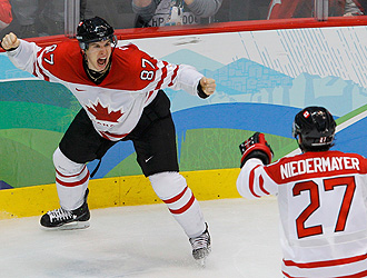 Sidney Crosby celebra el gol de la victoria
