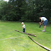 De mannen maken een constructie voor de hangmat