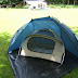 Stan slaapt in de bosrand met onze tent op de achtergrond
