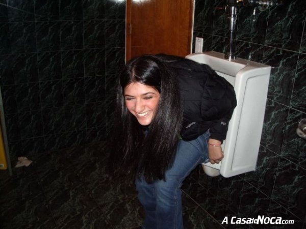 [girls-in-toilett-38[4].jpg]