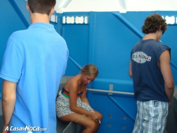 [girls-in-toilett-35[4].jpg]