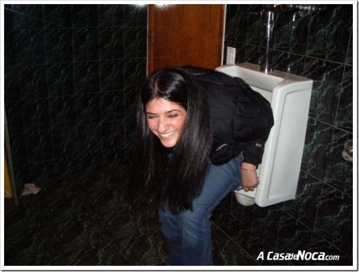 girls-in-toilett-38