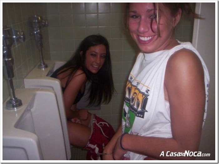 girls-in-toilett-02