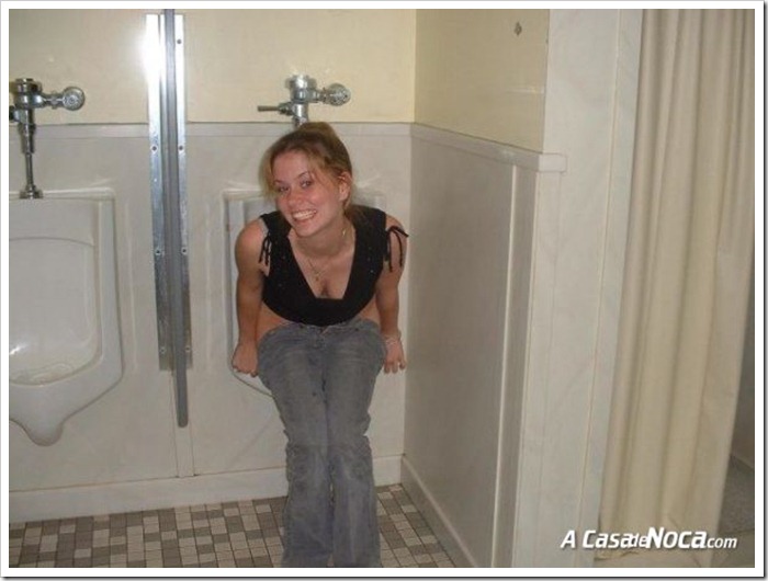 girls-in-toilett-21
