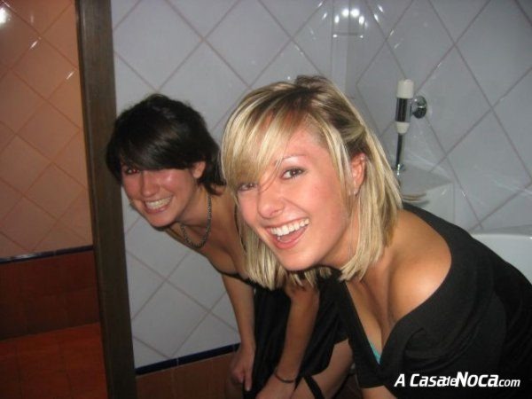 [girls-in-toilett-23[4].jpg]