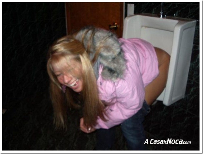 girls-in-toilett-39