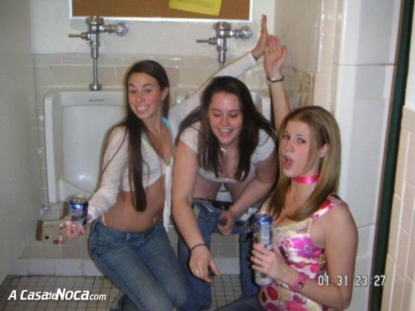 [girls-in-toilett-37[4].jpg]