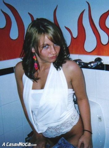 [girls-in-toilett-47[4].jpg]