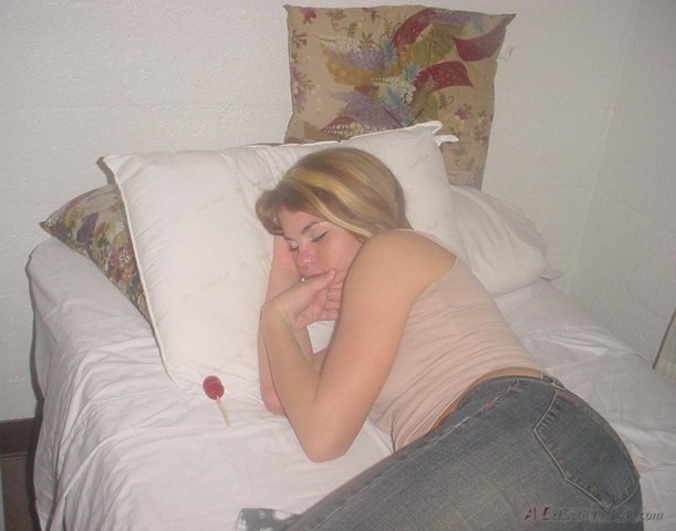 [sleeping_girls15[4].jpg]