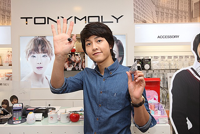 [Song Joong Ki waving at fans outside the TonyMoly Bugis Junction store[2].jpg]