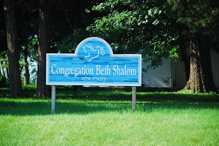 Congregation Beth Shalom: This congregation includes about 145 families from around mid-Missouri. The congregation offers appetizers and discussion twice a week on Mondays and Thursdays.
