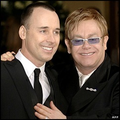 [David Furnish e Elton John_thumb[1][2].jpg]