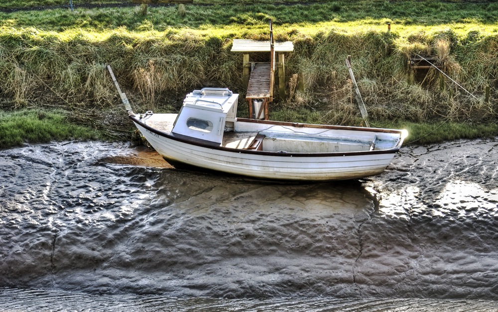 [small wooden boat at saltfleet in colour[4].jpg]