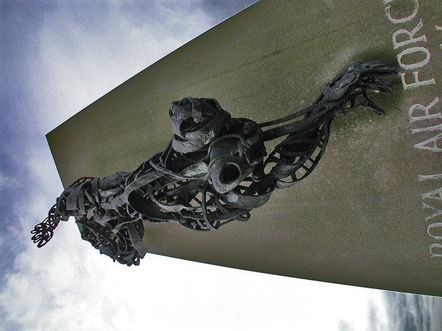[raf wickenby airman sculpture horiz[3].jpg]