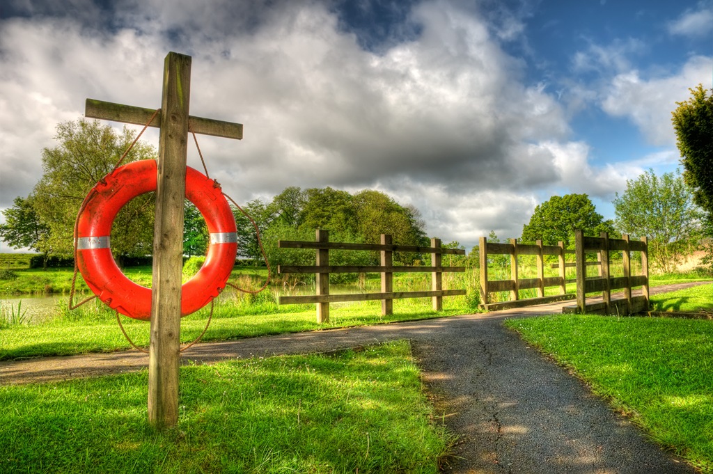 [cross, lifebelt and bridge[4].jpg]