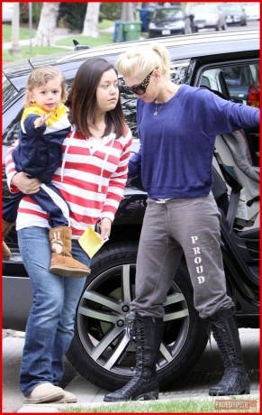 [g_stefani_041009_037-291x460[3].jpg]