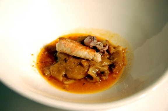 Peus de porc amb sípia del punxó i escamarla a la planxa (2006)