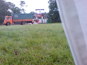 buiten de tent... wordt doorgewerkt