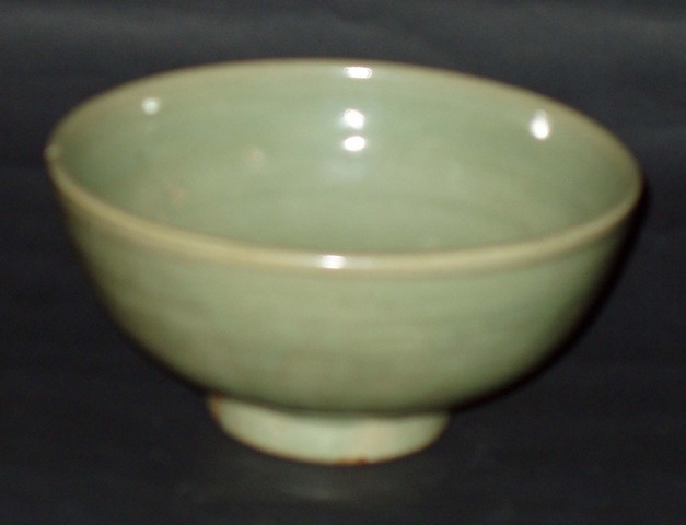 [cc32 bowl yingyang celadon 15x7.3cm song 11-12c[2].jpg]