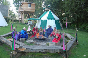 "Het kleine Paradijs" riddertent boomhut en vuurplaats