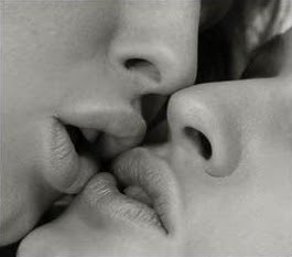 Mulheres se beijando beijo entre mulheres
