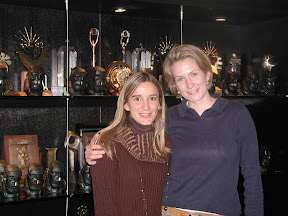 Barbara Buholzer junto con Marina Méndez, CEO de la empresa de publicidad ZED Digital en su sede en Puerto Madero