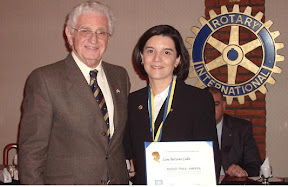 René Bollag entregando la medalla y certificación de socio Paul Harris a Lara Bersano