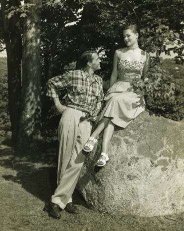 [retro couple on rock[7].jpg]