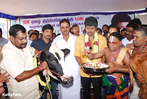 Religious gurus did the pooja prior to Dhaanam Religious gurus did the pooja prior to Dhaanam
