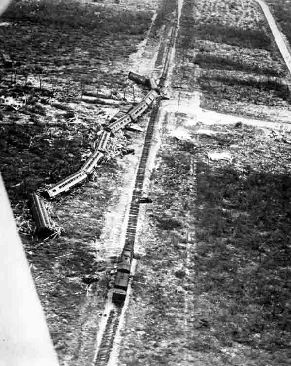 [Train_derailed_by_the_1935_hurricane[4].jpg]