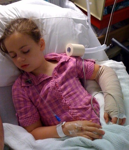 [riley with broken arm[4].jpg]